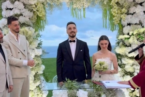 申京参加哥哥阿里坎的婚礼 兄弟俩晒的自拍超像双胞胎